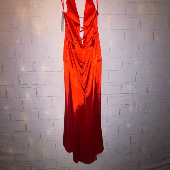 Long red dress great for prom or any special occasion - Picture 2 of 4